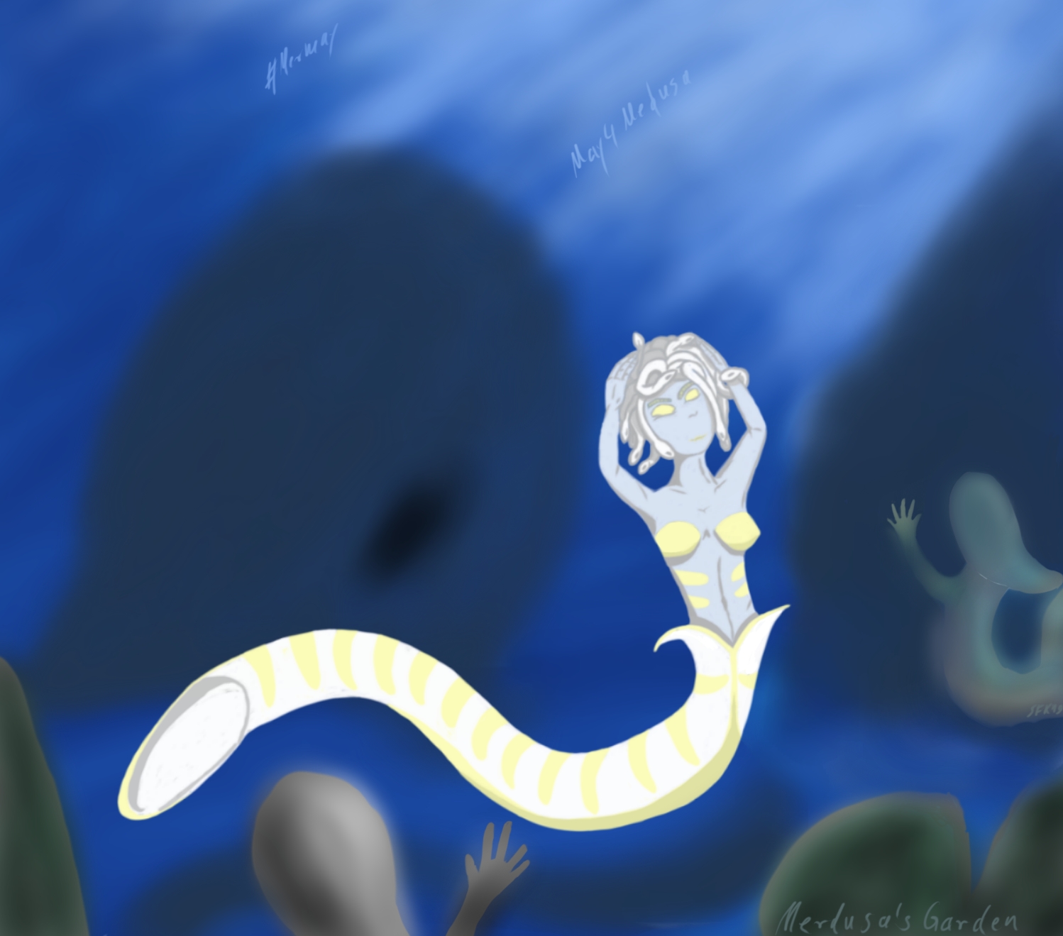 Digitalzeichnung, Comicstil: Unter Wasser, Meeresboden. "Merdusa", eine Meerjungfrau mit dem Unterkörper einer weißen Seeschlange mit gelben Streifen und Schlangen staat Haaren. Sie hat die Augen geschlossen und richtet ihr Schlangenhaar. Im Hinter- und Vordergrund sind steinerne Figuren zu sehen, teils mit Algen überwachsen. Der Hintergrund ist das Blau des Meeres, von rechts oben dringt weißes Licht hinab.